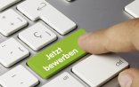 Finger über einer grünen Tastatur mit der Aufschrift "Jetzt Bewerben"
