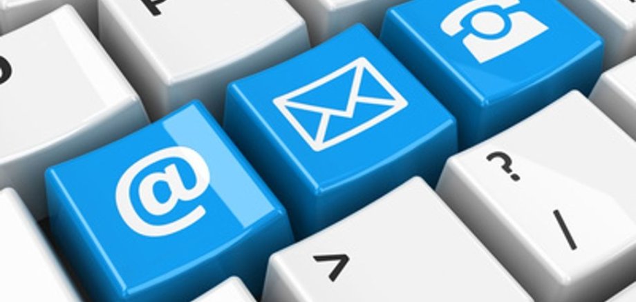 Drei blaue Tasten einer Tastatur mit den Symbolen für E-Mail, Telefon und ein Brief.