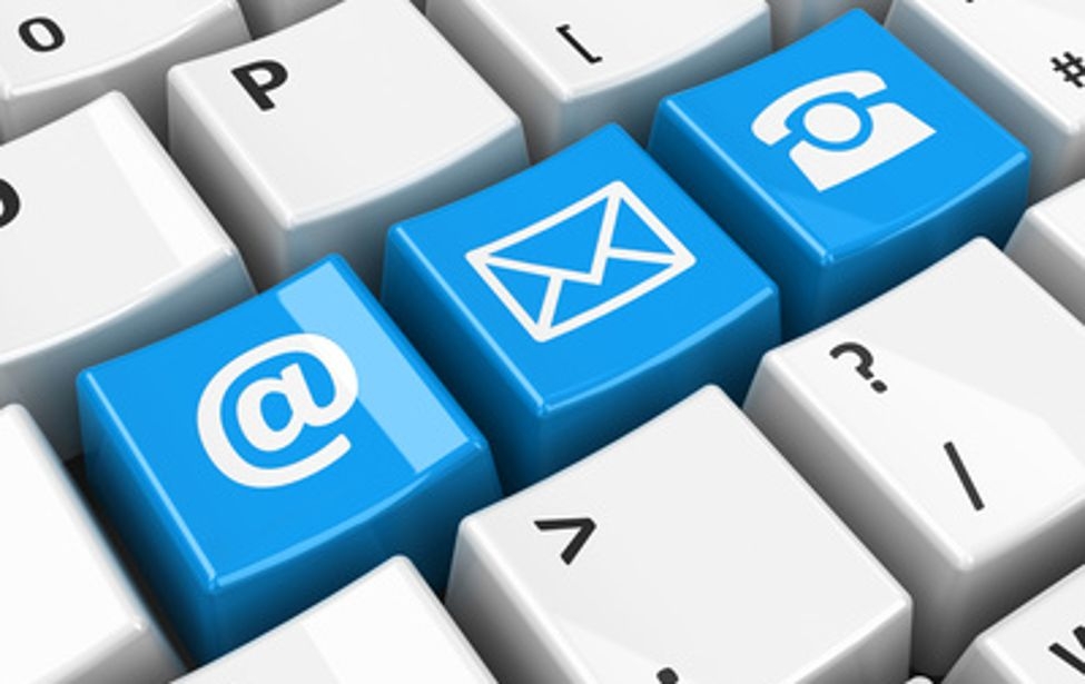 Drei blaue Tasten einer Tastatur mit den Symbolen für E-Mail, Telefon und ein Brief.