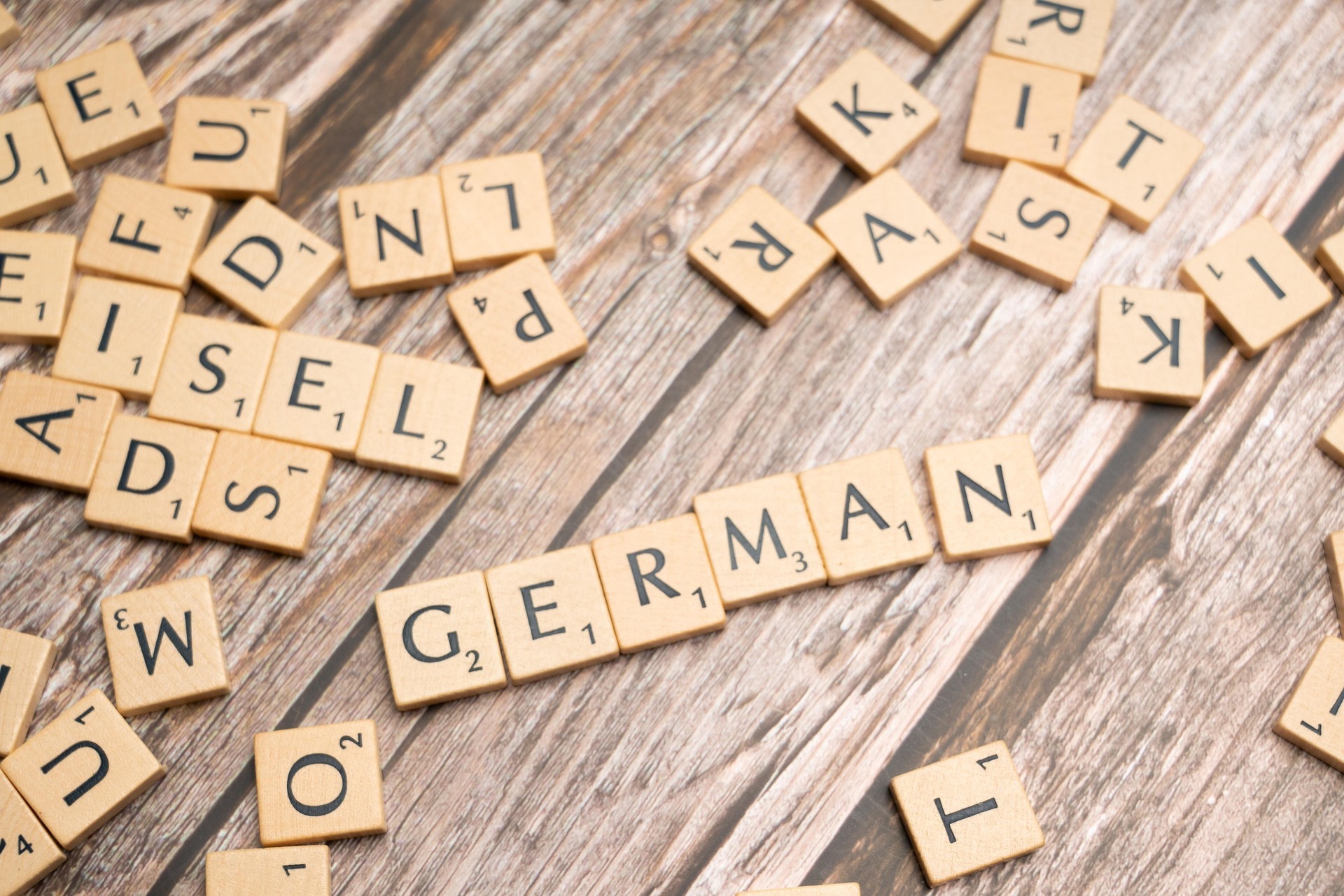 Scrabble-Spielsteine,  die das Wort "German" ergeben