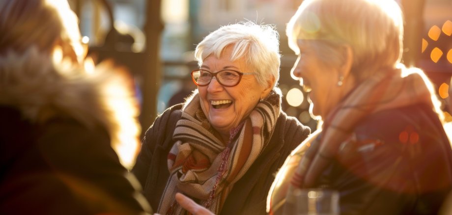Seniorinnen im Gespräch Drei Seniorinnen im Gespräch