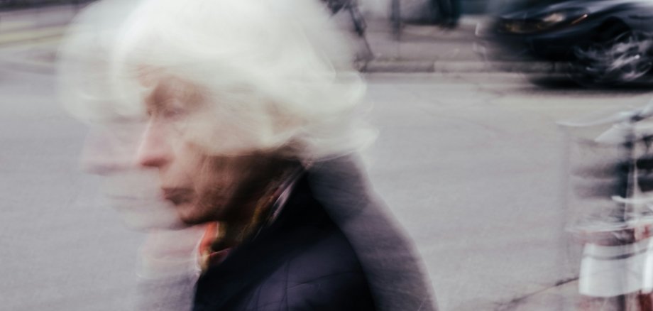 Ein verschwommener Blick auf eine Seniorin