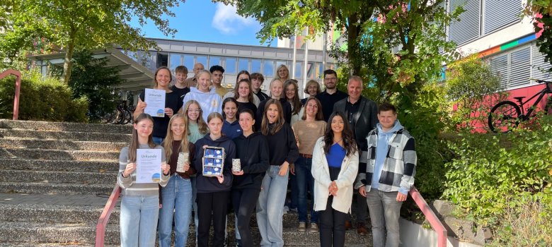 Gruppenfoto der Donnersberger Klimahelden auf einer Treppe aus dem September 2023.