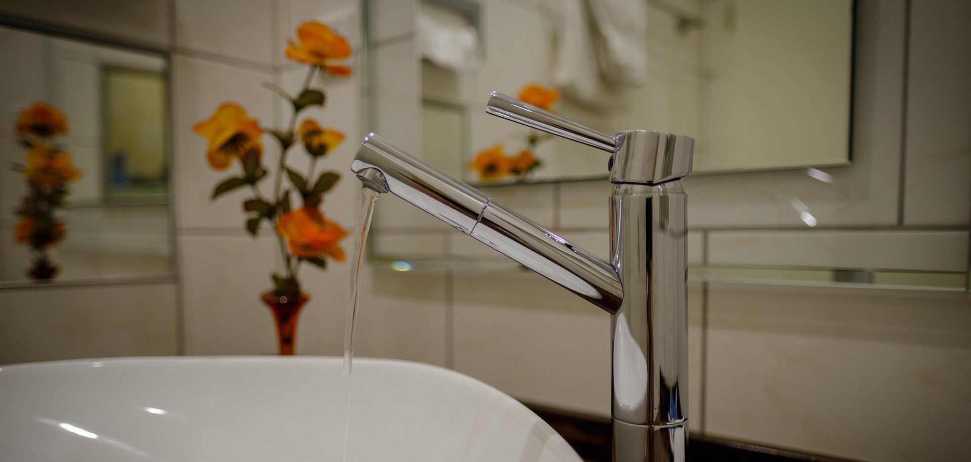 Ein Waschbecken in einem Badezimmer