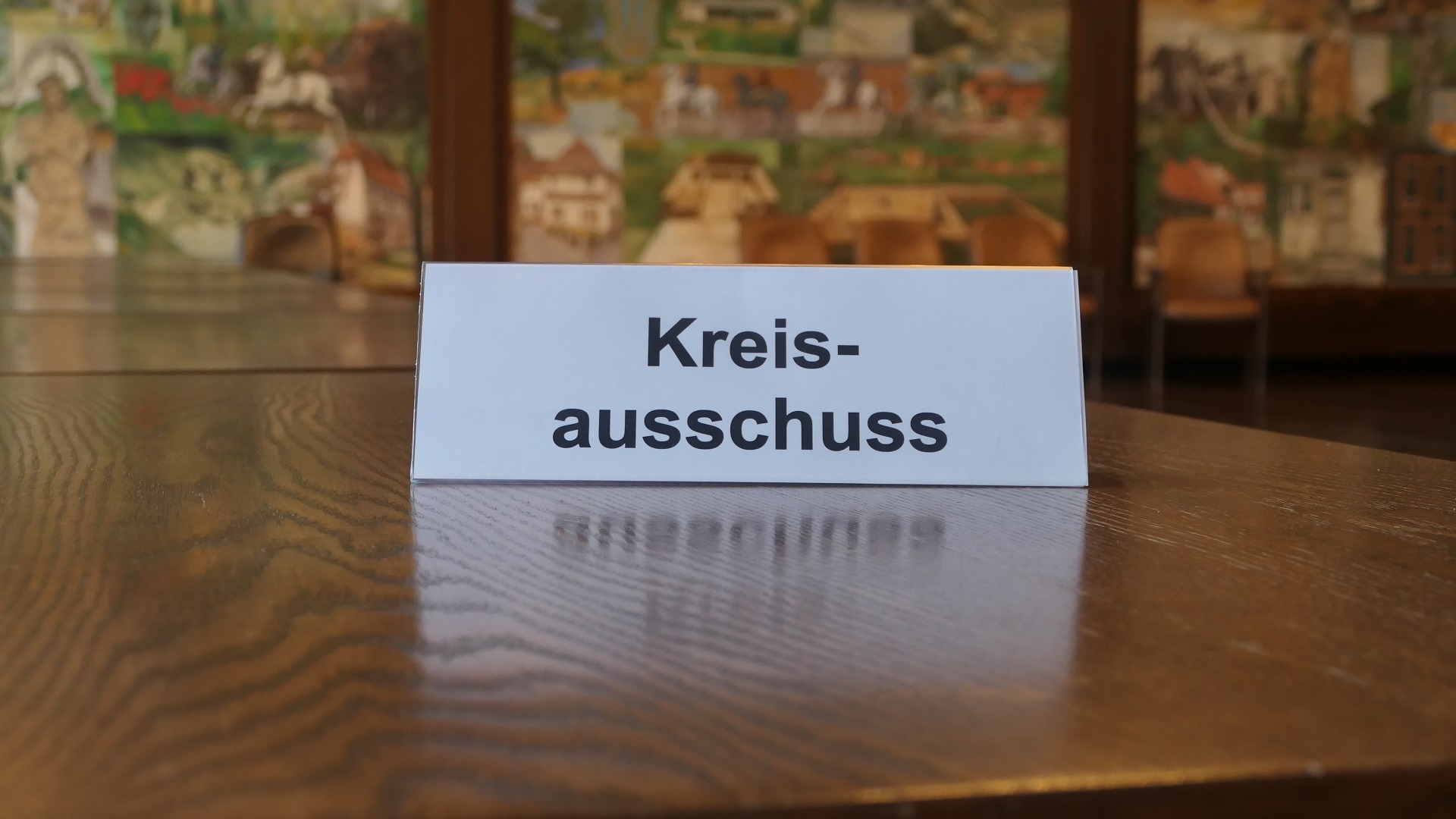 Kreisausschuss Ein Sitzungssaal - auf einem Tisch ein Schild mit "Kreisausschuss"