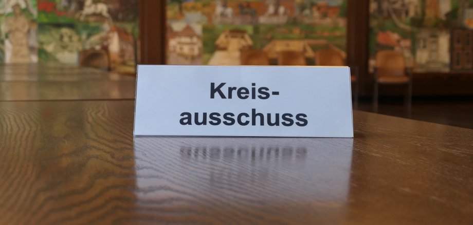 Kreisausschuss Ein Sitzungssaal - auf einem Tisch ein Schild mit "Kreisausschuss"