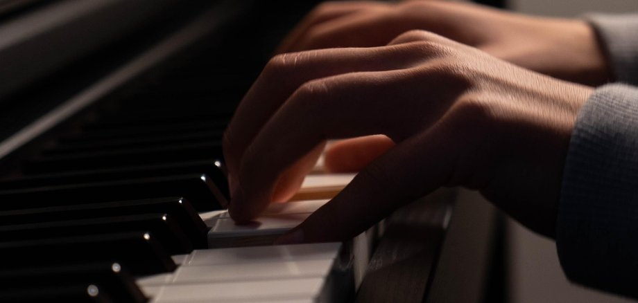 Hände auf Klaviertasten