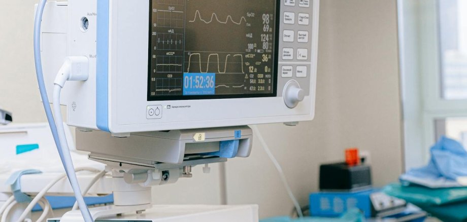 Ein Zimmer in einem Krankenhaus mit einem medizinischen Monitor im Vordergrund