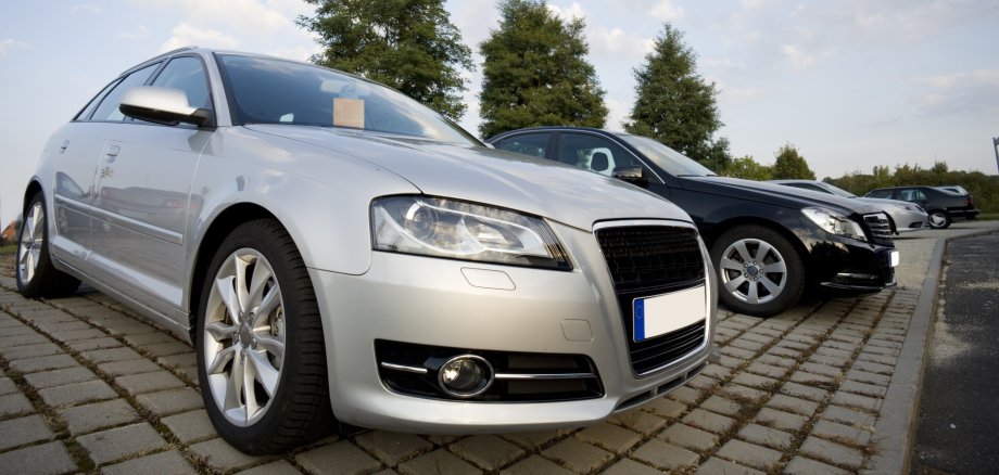 Autos auf einem Parkplatz Autos auf einem Parkplatz