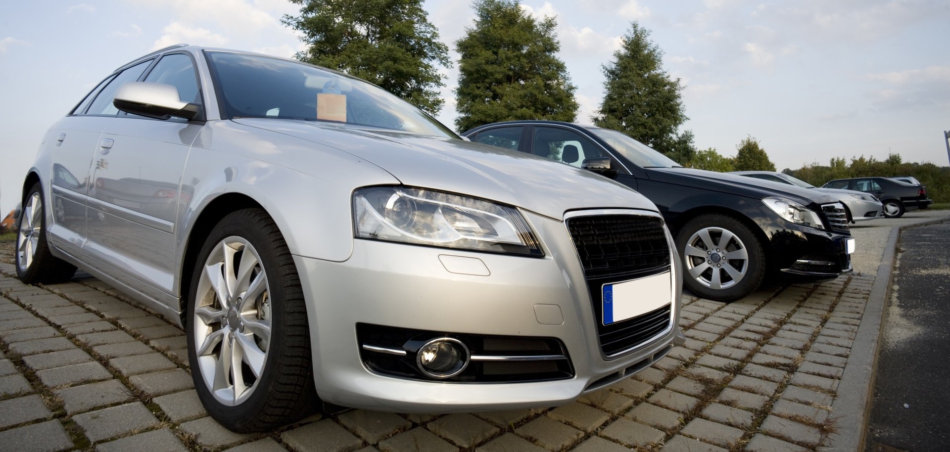 Autos auf einem Parkplatz