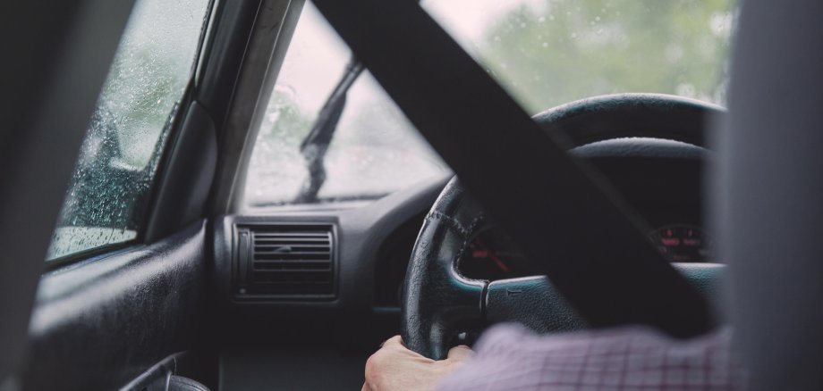 Innenperspektive auf fahrendes Auto Innenperspektive auf fahrendes Auto