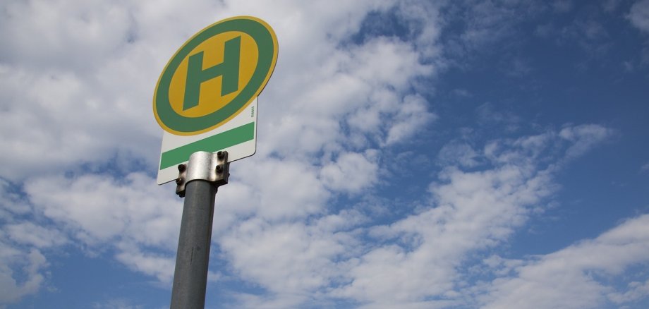 Bushaltestelle Ein Bushaltestellenschild vor blauem Himmel