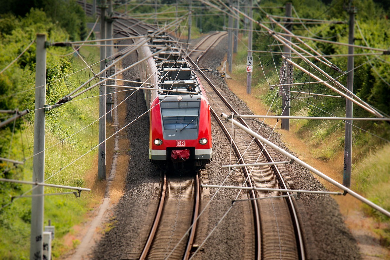 Regionalzug Ein Regionalzug fährt auf Schienen