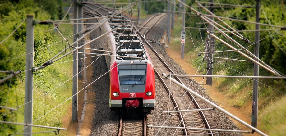 Regionalzug Ein Regionalzug fährt auf Schienen