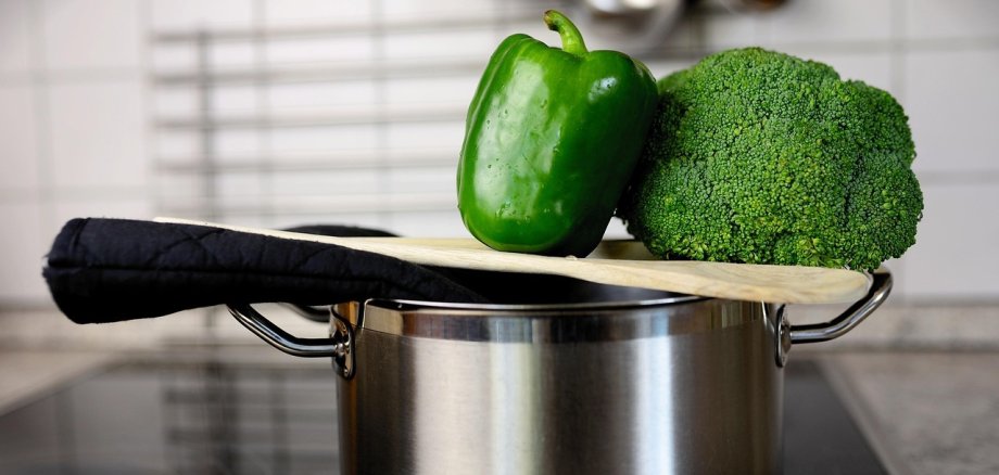 Kochtopf auf dem Herd mit Gemüse Kochtopf auf dem Herd mit Gemüse
