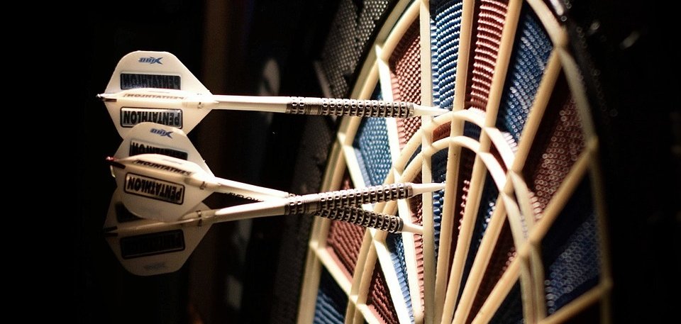 Dartscheibe mit zwei Pfeilen Dartscheibe mit zwei Pfeilen