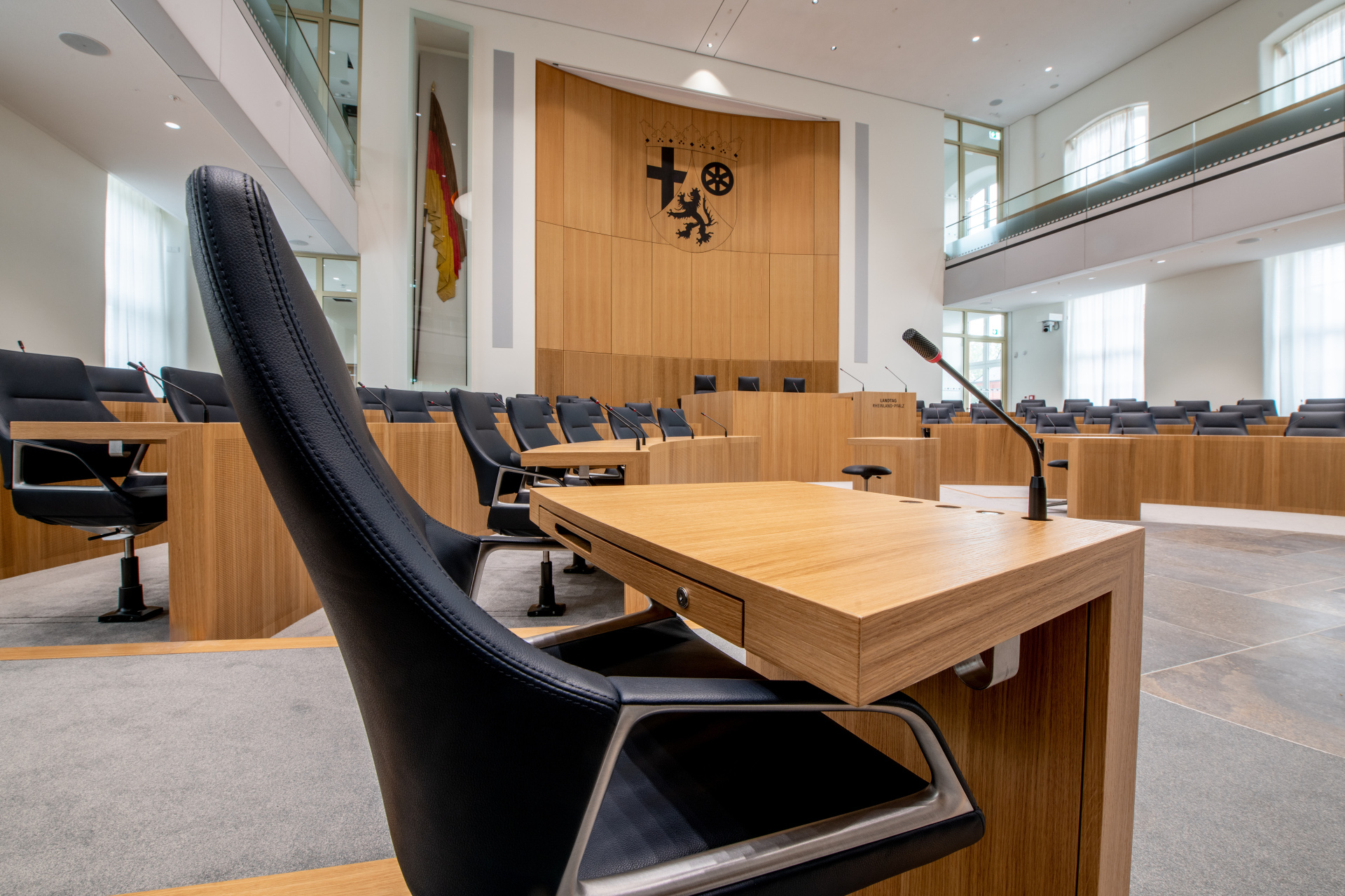 Blick in den Plenarsaal des Landtags Rheinland-Pfalz - der Fokus ist auf einem Abgeordnetenplatz