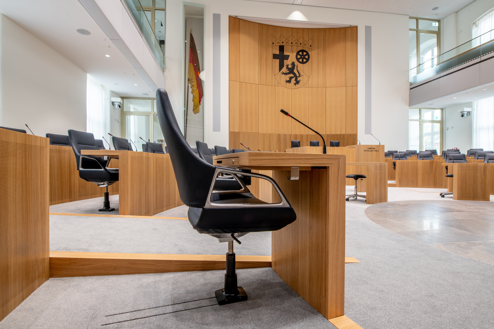 Blick in den Plenarsaal des Landtags Rheinland-Pfalz - der Fokus ist auf einem Abgeordnetenplatz