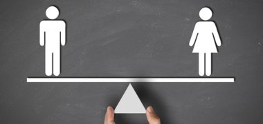 Gleichstellung Symbolbild für Gleichstellung: eine Waage, auf der eine männliche und weibliche Figur an den Enden stehen