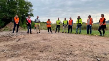 Gruppenbild Baubeginn Gruppenbild auf einem Stück Wiese, das bereit ist für die Ertüchtigung der Zellertalbahn.