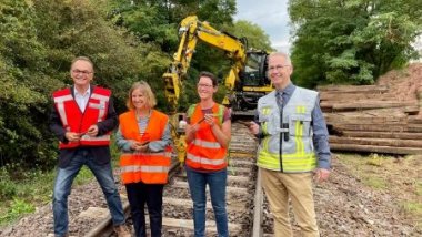 Gruppenbild Zellertalbahn Gruppenbild auf den schienen vor dem Bagger.