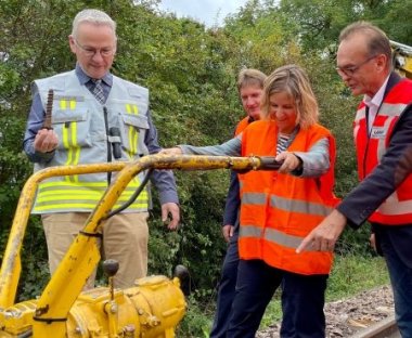 Beginn Zellertalbahn Erklärung Funktionsweise spezieller Arbeitsmittel für Schienen.