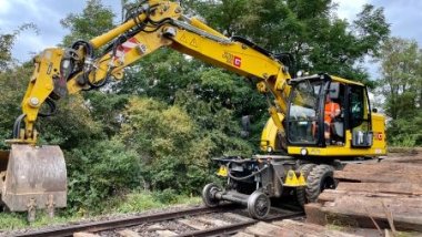Bauarbeiten Bagger auf den Schienen.