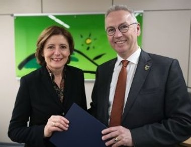 Ehemalige Ministerpräsidentin Malu Dreyer überreicht Landrat Rainer Guth den Förderbescheid für den Breitbandausbau.