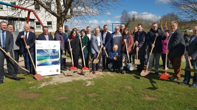 Gruppenbild vom Spatenstich zum Breitbandausbau im Donnersbergkreis