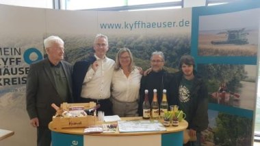 Gruppenbild mit Landrat Rainer Guth vor einem Messestand des Kyffhäuserkreis.