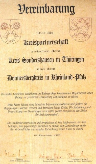 Urkunde Sondershausen Eine Urkunde, die die Partnerschaft des Donnersbergkreises mit dem Kreis Sondershausen beurkundet.