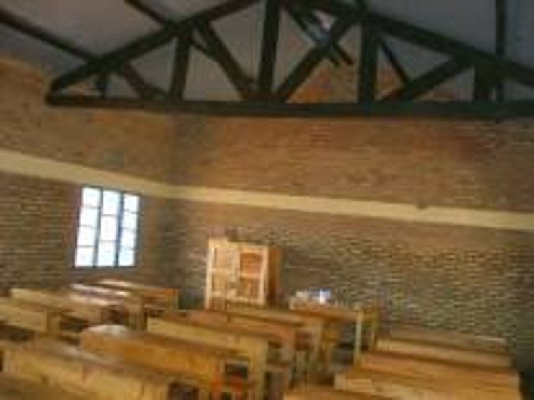 Innenansicht eines Klassenraums der Primarschule Ngange in Gicumbi.