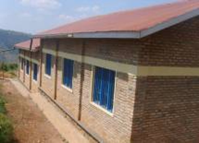 Außenansicht eines neuen Schulgebäudes der Primarschule Ngange in Gicumbi.