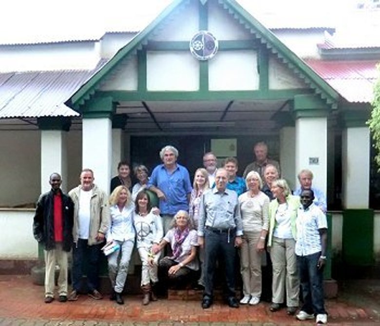 Gruppenbild der Bürgerreise 2013 nach Ruanda vor einem Haus in Kigali.