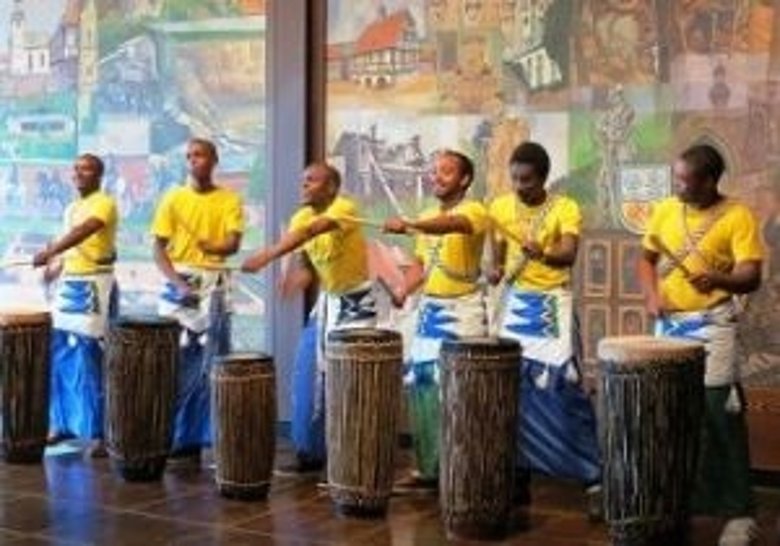 Eine Trommelgruppe aus Ruanda im großen Sitzungssaal.