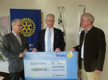 Überreichung eines überdimensionierten Schecks an Landrat Rainer Guth von Präsident des Rotary Clubs Kirchheimbolanden Eckhard Laubscher und von Ruanda-Aktivist Manfred Schäfer.