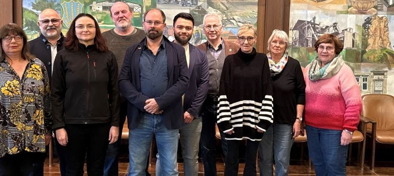 Gruppenbild des Beirats für Migration und Integration im großen Sitzungssaal.