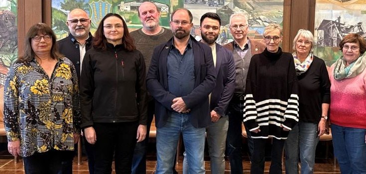 Gruppenbild des Beirats für Migration und Integration im großen Sitzungssaal.
