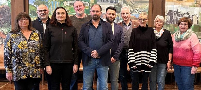 Gruppenbild des Beirats für Migration und Integration im großen Sitzungssaal.
