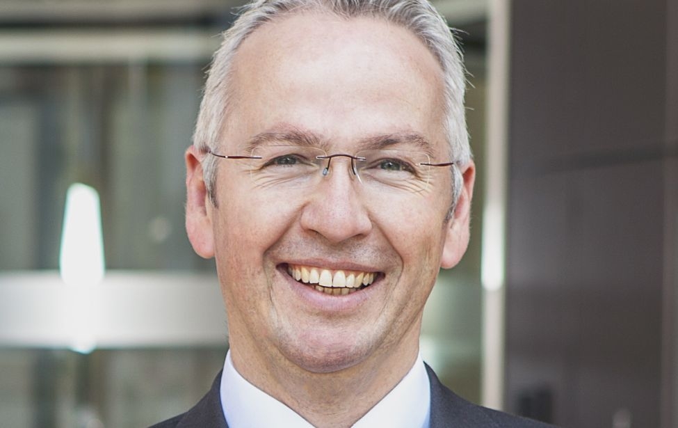 Portrait des Landrats Rainer Guth vor dem Kreishaus.